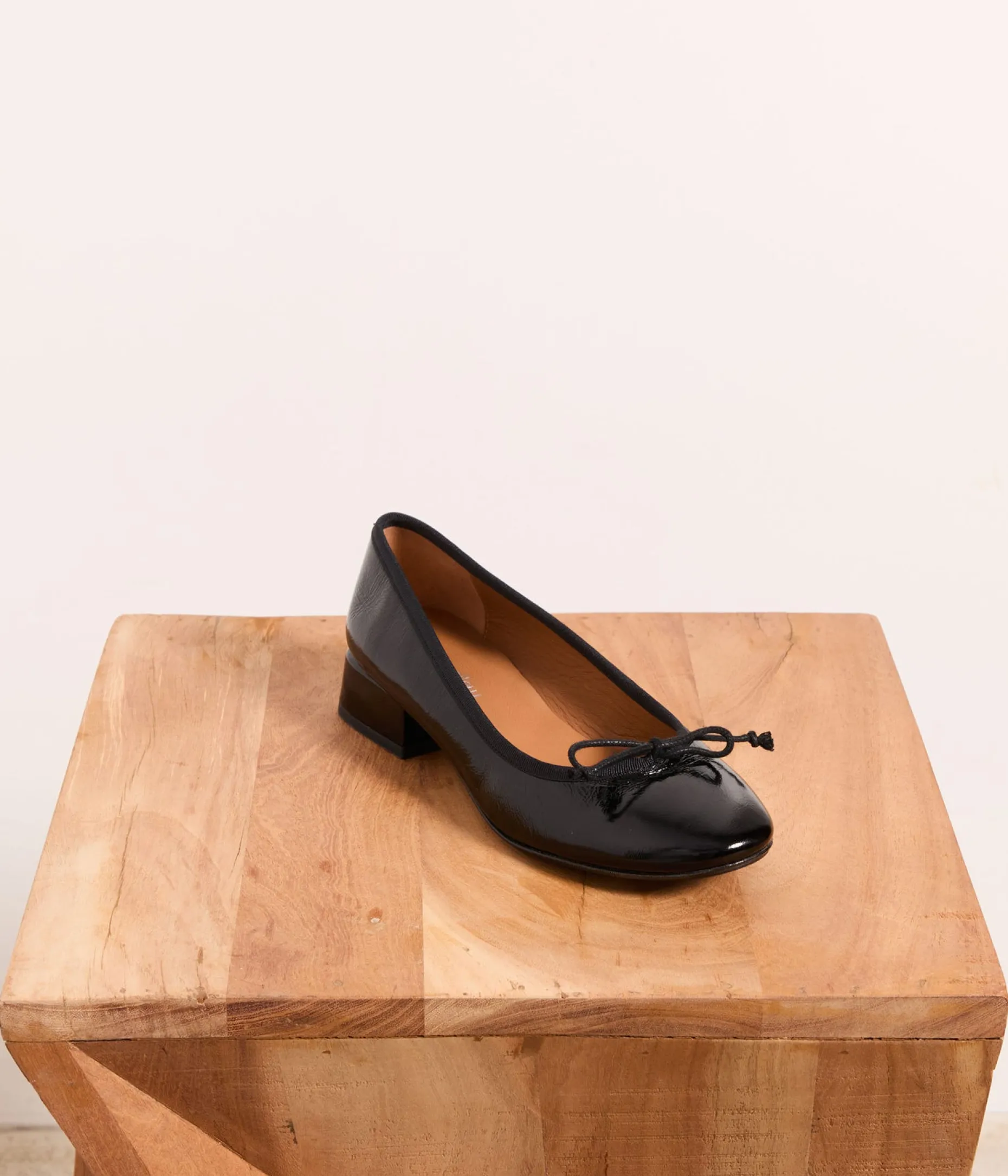 Shop Mellow Yellow Ballerines es vernies Nicole NOIR