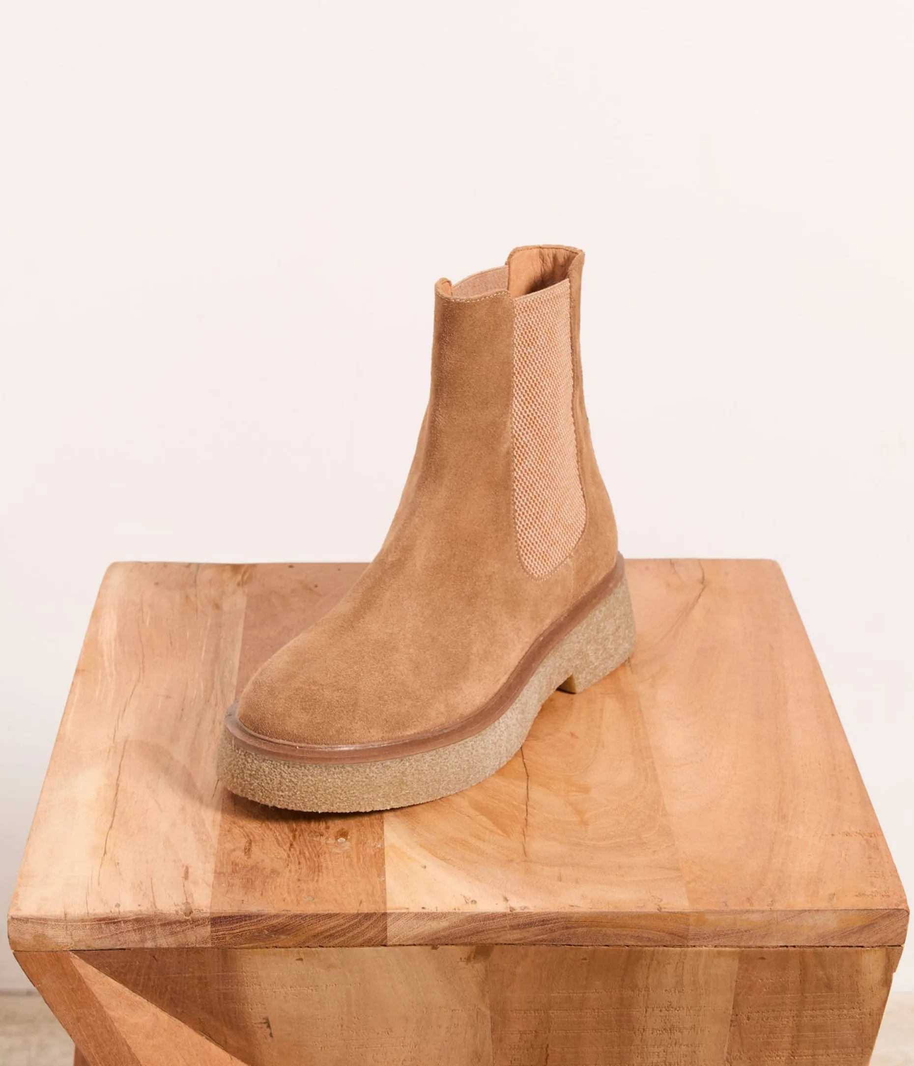 Shop Mellow Yellow Chelsea boots s Brianna BEIGE